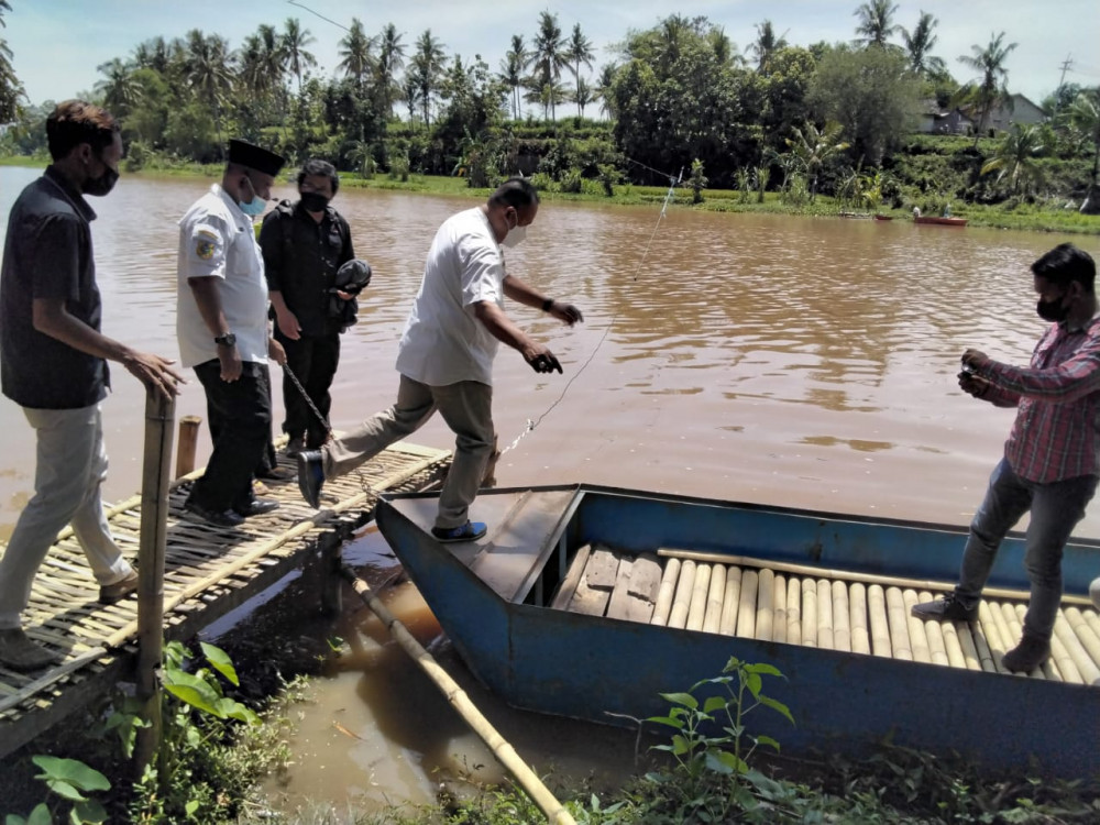 Sebrangi Sungai Besar Gunakan Perahu Dr Agung Mulyono Bantu Sekolah Yang Nyaris Ambruk